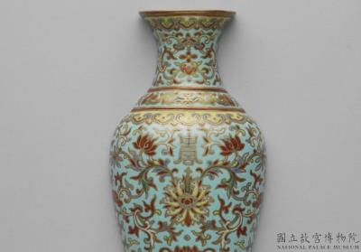 图片[2]-Hanging vase with Indian lotus scrolls in yangcai painted enamels and gold tracing on a turquoise ground, Qing dynasty, Jiaqing reign (1796-1820)-China Archive